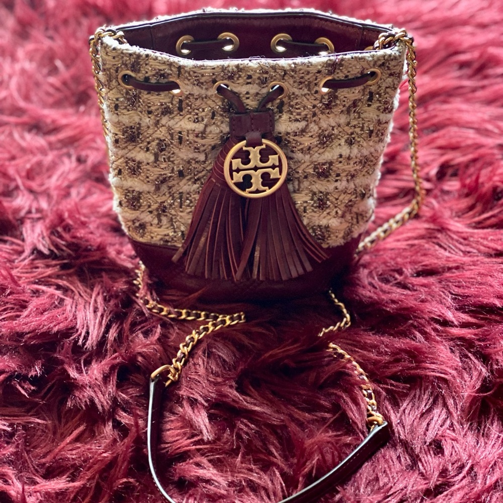 Tory Burch 80597 fleming Soft Tweed Mini Bucket - Maroon.